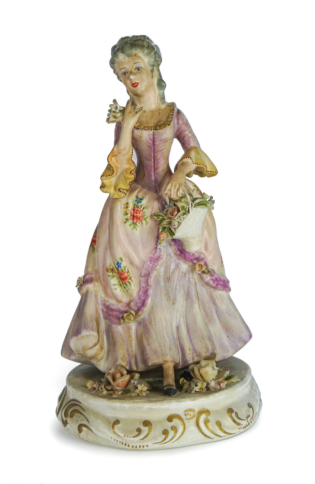 Null Statuette représentant une dame 

en porcelaine polychrome, fabrication de &hellip;