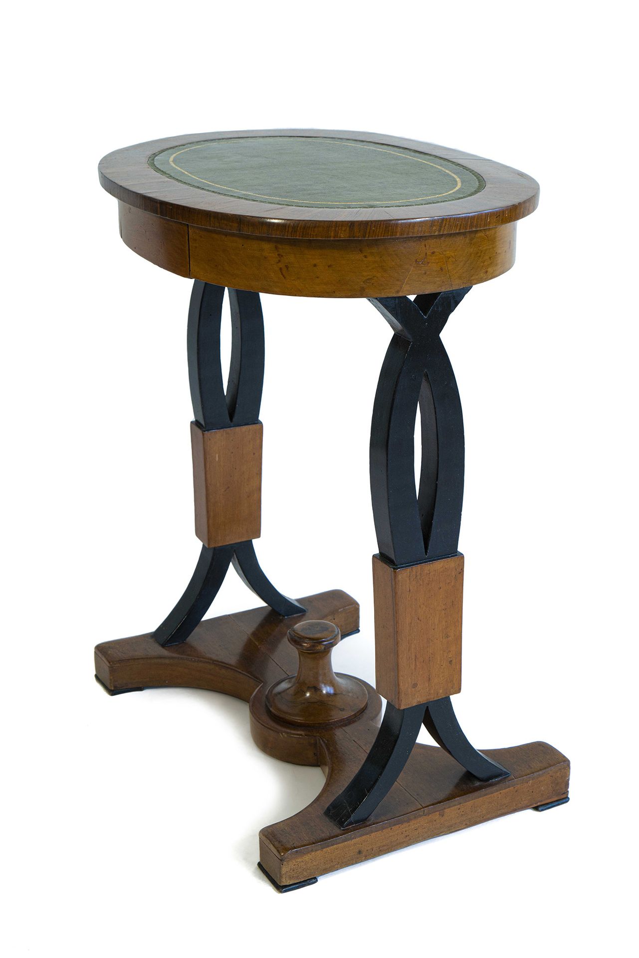 Null Tabelle 

19. Jahrhundert 

Nussbaum und ebonisiertes Holz, ovale Platte mi&hellip;
