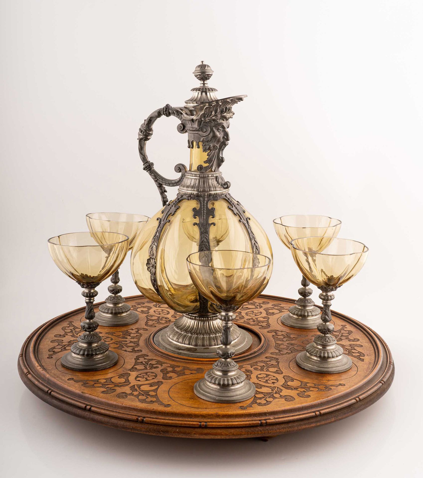 Null 套装包括玻璃托盘、咖啡壶和6个杯子

19世纪末

眼镜的直径为9厘米