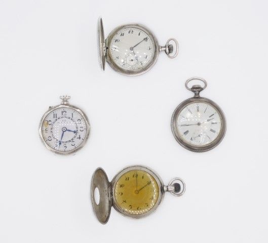 Quattro orologi da tasca Four pocket watches
flaws and dents