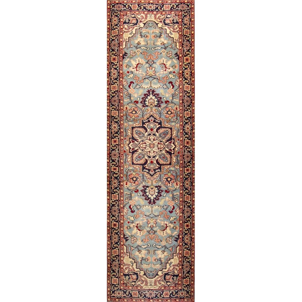 TAPPETO HERIVAN 赫里文地毯

经线和纬线为棉，绒线为羊毛。罗马尼亚 20世纪。



297 x 82 厘米。