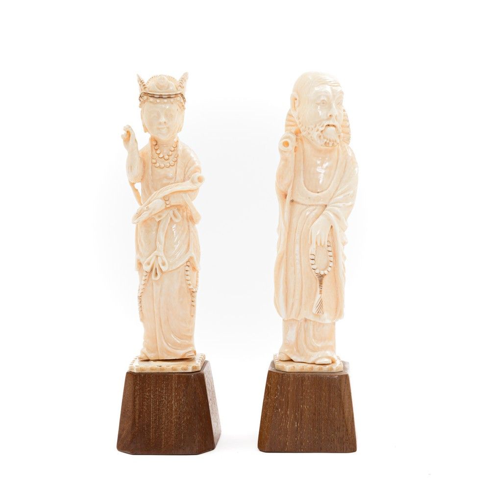 DUE SCULTURE in avorio 两幅象牙雕像，描绘了 "圣人 "和 "艺妓"。20世纪初的东方。



H. Cm 12.