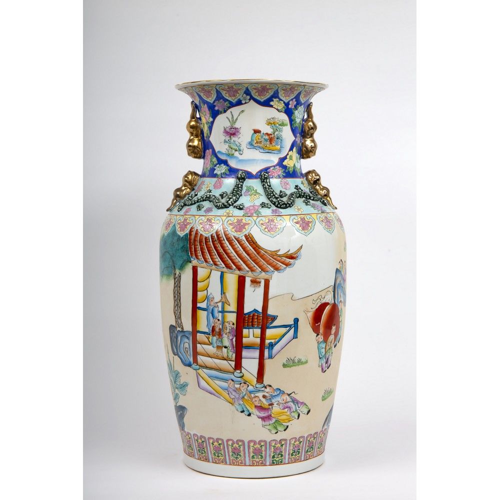 VASO in porcellana 手工装饰的瓷器花瓶。中国 20世纪。



直径37厘米，高76.5厘米。