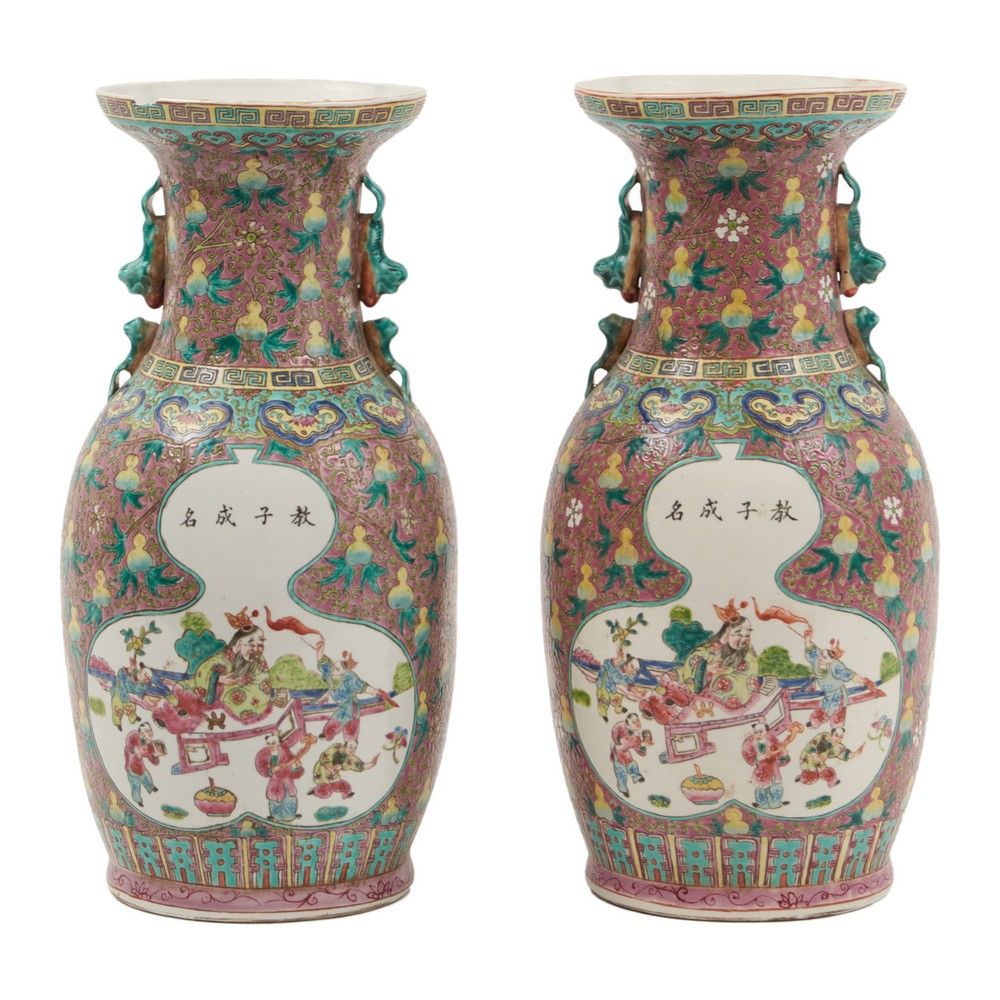 COPPIA VASI in porcellana Paar dekorierte Porzellanvasen (Absplitterungen). Chin&hellip;