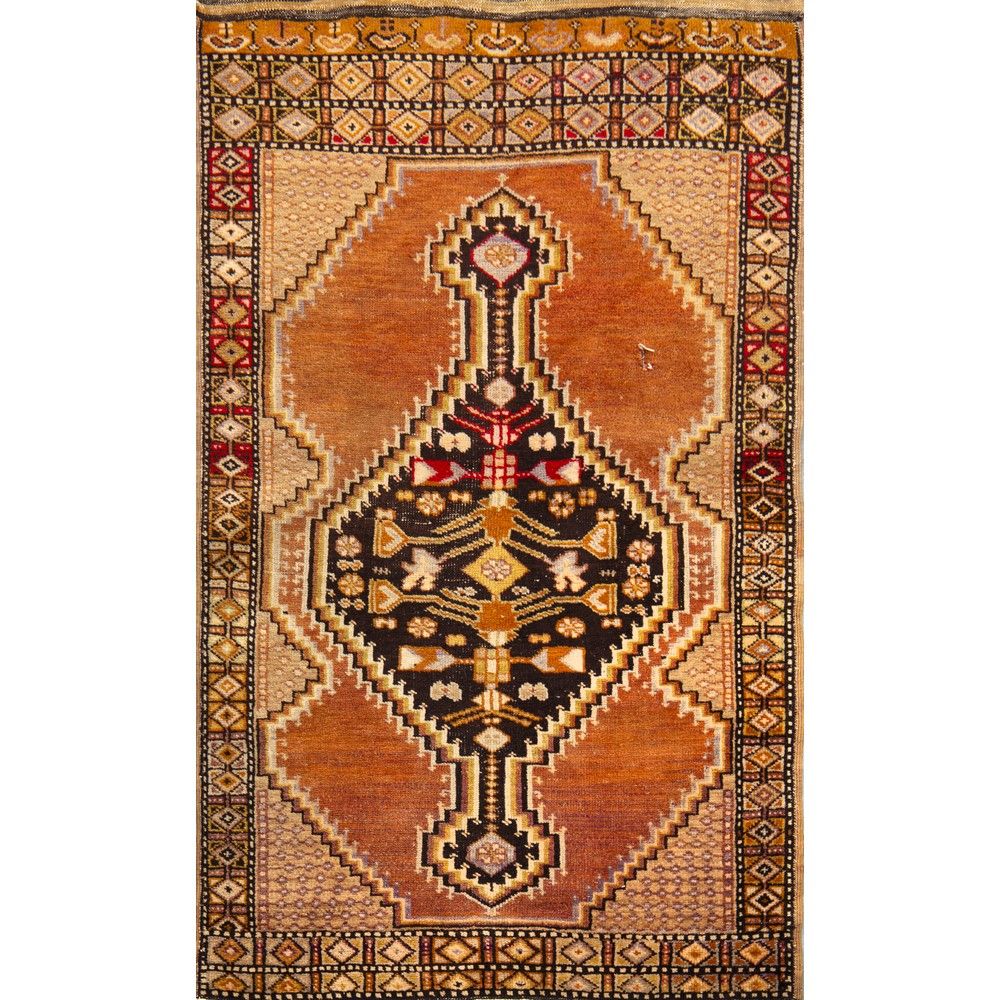 TAPPETO KOLIAY KOLIAY地毯

羊毛的纬线、经线和绒线。土耳其 20世纪。



156 x 99厘米。