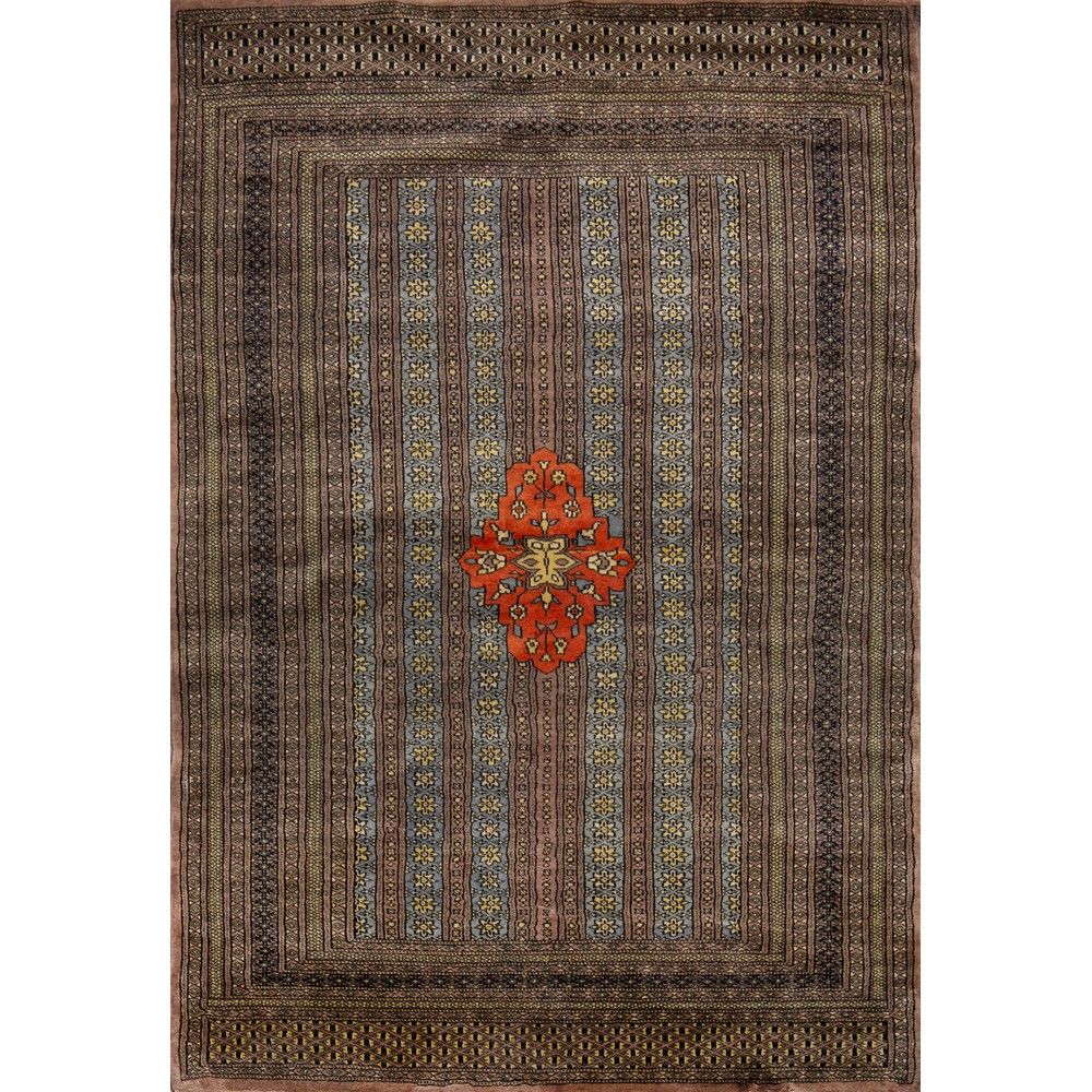 TAPPETO KASHMIR KASHMIRI地毯

经线和纬线为棉，绒线为羊毛。巴基斯坦 20世纪。



180 x 126厘米。