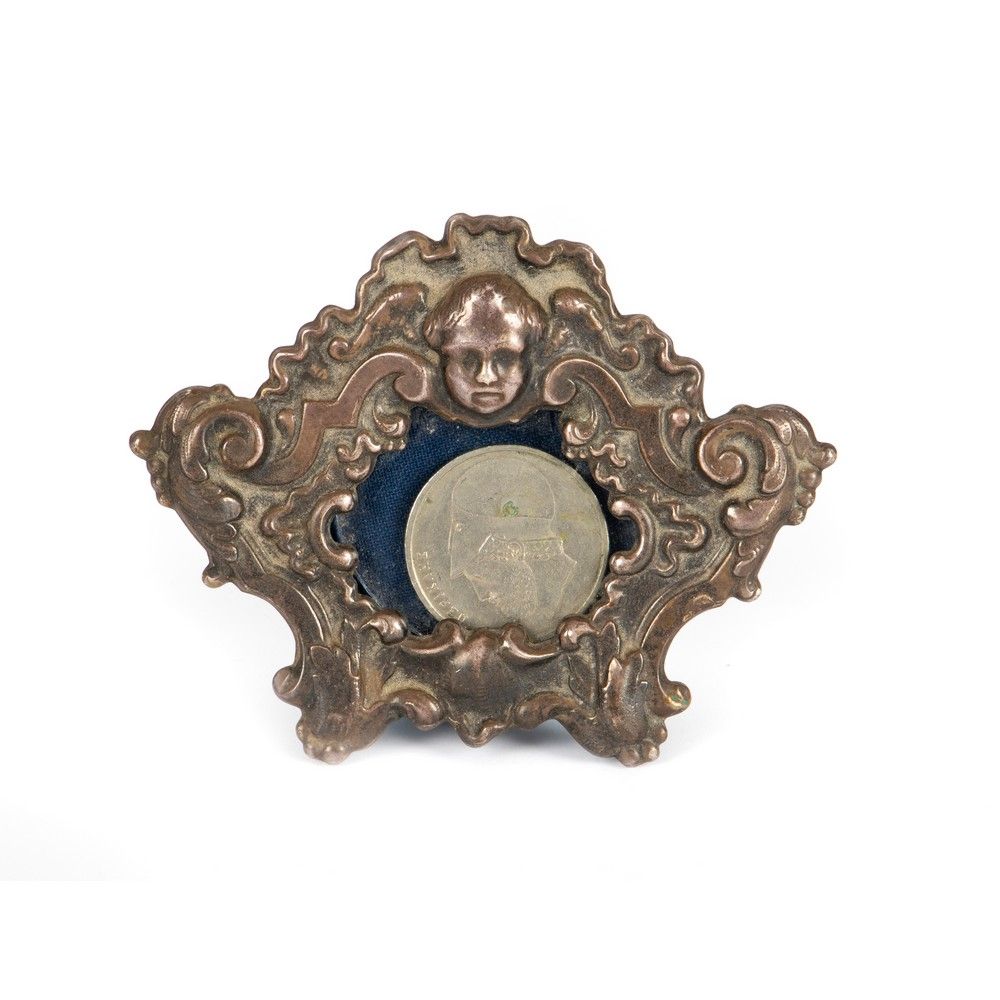 PORTA CARTAGLORIA in argento 银卡座，内含一枚收藏家的硬币。19世纪。



9,5 cm 高7,5 cm。
