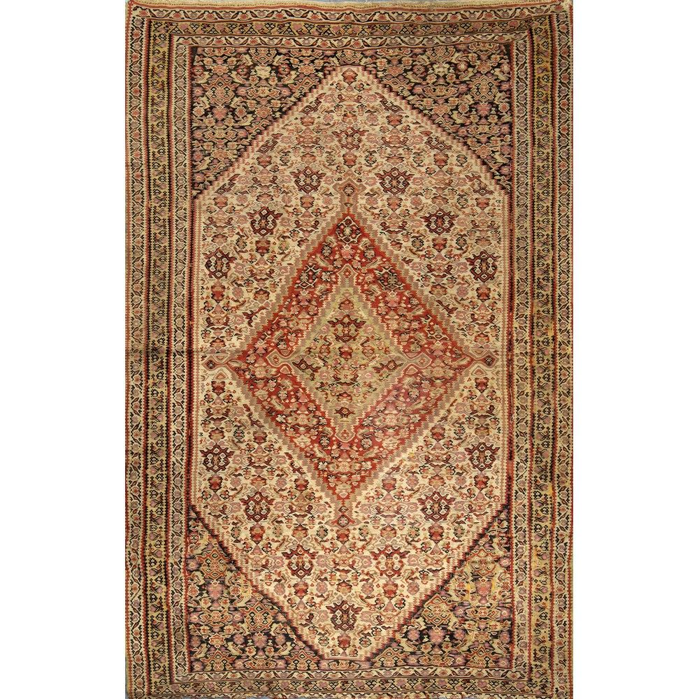 TAPPETO KILIM SENNEH 基里姆森纳地毯

羊毛的纬线和棉花的经线。波斯20世纪上半叶。



207 x 132厘米。