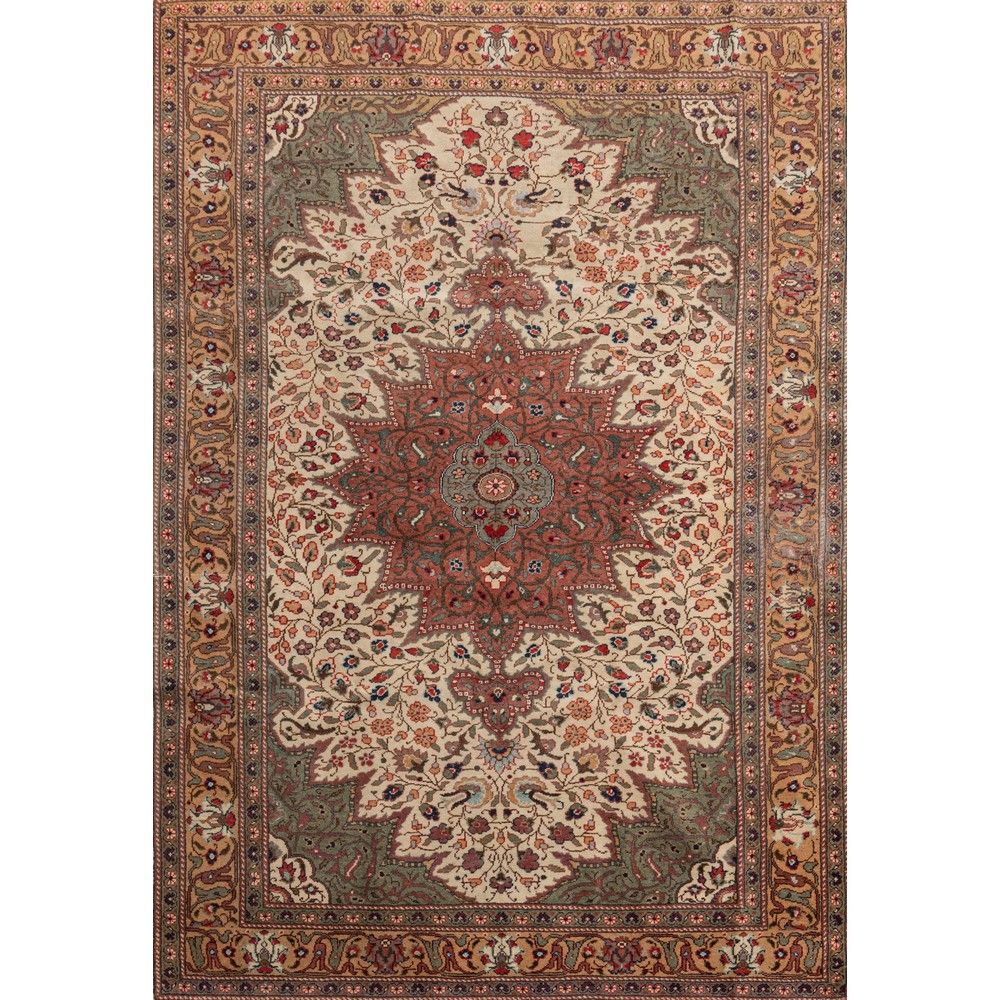 TAPPETO KAISERY 凯撒里地毯

经线和纬线为棉，绒线为羊毛。土耳其 20世纪。



215 x 150厘米。