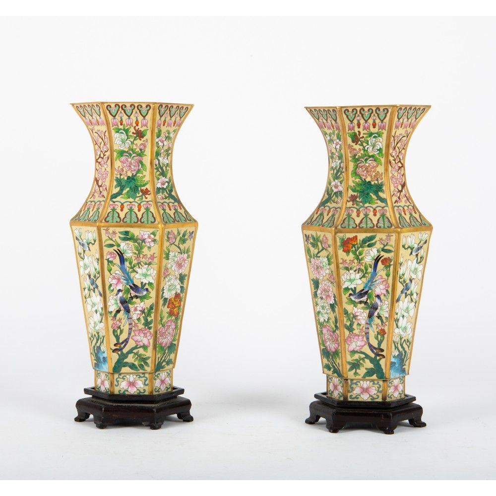 COPPIA VASI in cloisonné Paar Cloisonné-Vasen mit Holzsockel, verziert mit natur&hellip;