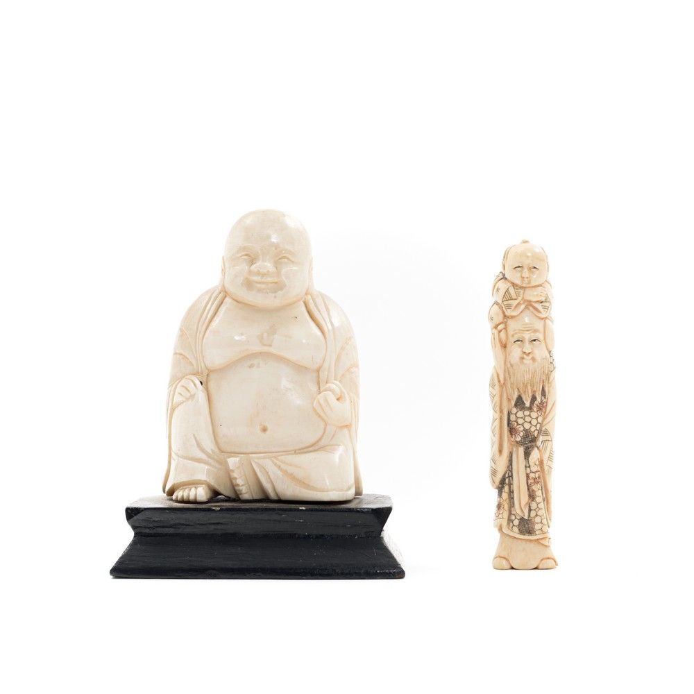 DUE SCULTURE in avorio 两幅象牙雕塑，描绘了 "佛 "和 "圣人与孩子"。中国20世纪初。



高6.5厘米-高7厘米。
