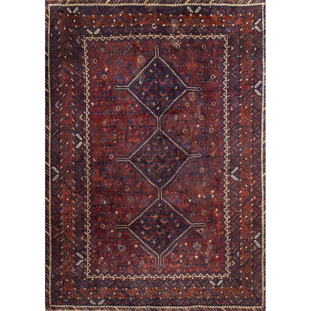 TAPPETO SHIRAZ 茜拉兹地毯

羊毛的纬线、经线和绒线。波斯20世纪上半叶。



340 x 257厘米。
