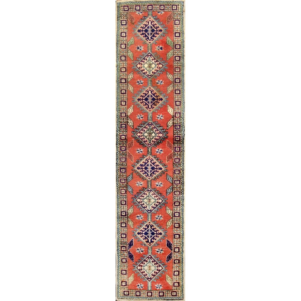 TAPPETO KAISERY 凯撒里地毯

经线和纬线为棉，绒线为羊毛。土耳其 20世纪。



311 x 68 厘米。