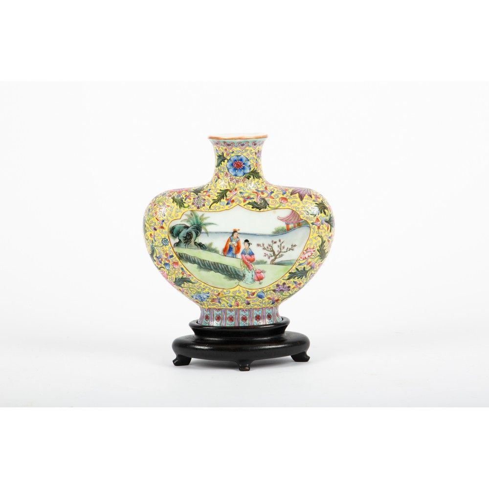 VASO in ceramica 陶瓷花瓶，装饰有自然主义的图案，中间有两个东方生活的场景。中国20世纪中期。



cm 19 x 6 H. Cm 18.