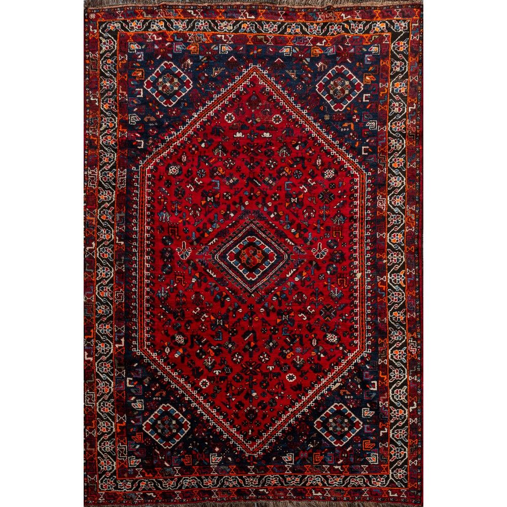 TAPPETO SHIRAZ 茜拉兹地毯

羊毛的纬线、经线和绒线。波斯20世纪。



307 x 214 厘米。