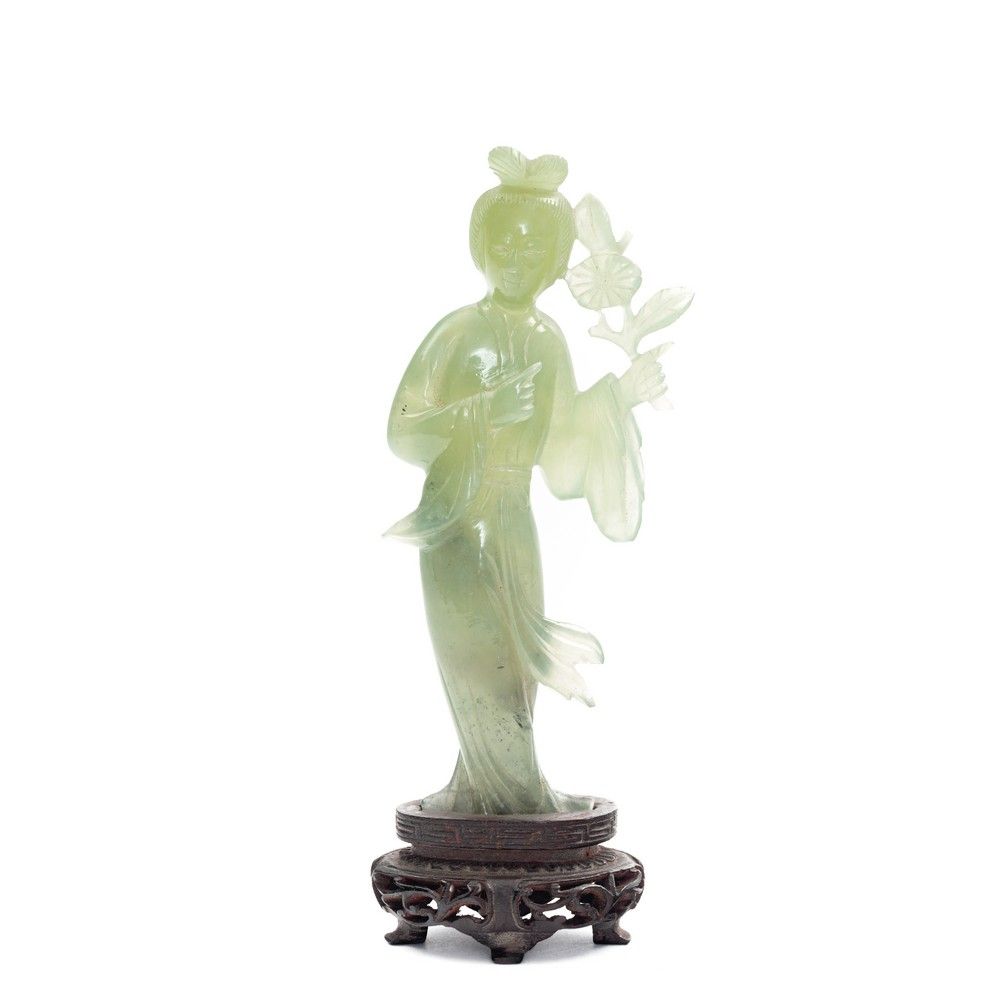 SCULTURA IN GIADA JADE-SKULPTUR mit der Darstellung einer "Geisha" und Holzsocke&hellip;