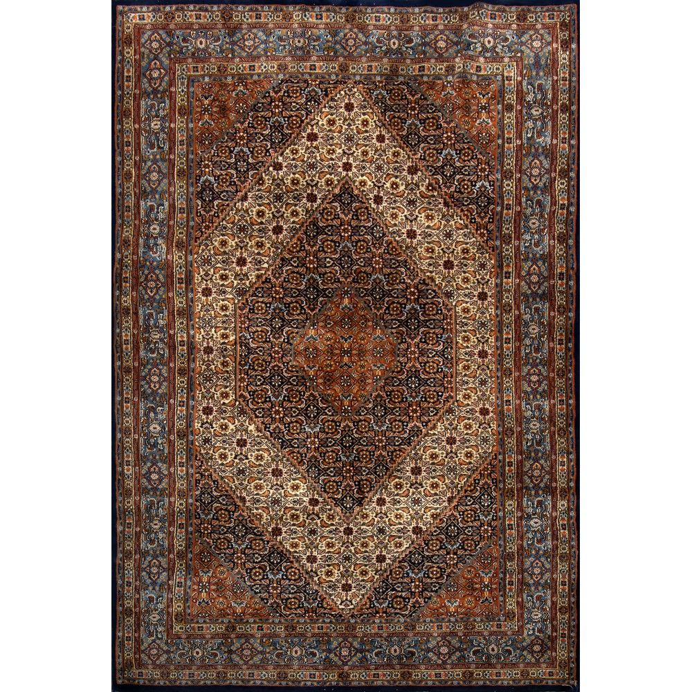 TAPPETO MOOD 情感地毯

经线和纬线为棉，绒线为羊毛。波斯20世纪。



301 x 193厘米。
