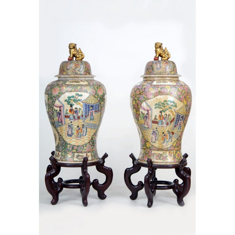 COPPIA DI GRANDI VASI CINA 一对大型瓷器花瓶，装饰和画有花卉图案和东方生活场景，有木质底座。中国 20世纪初。



Ø cm 44 &hellip;