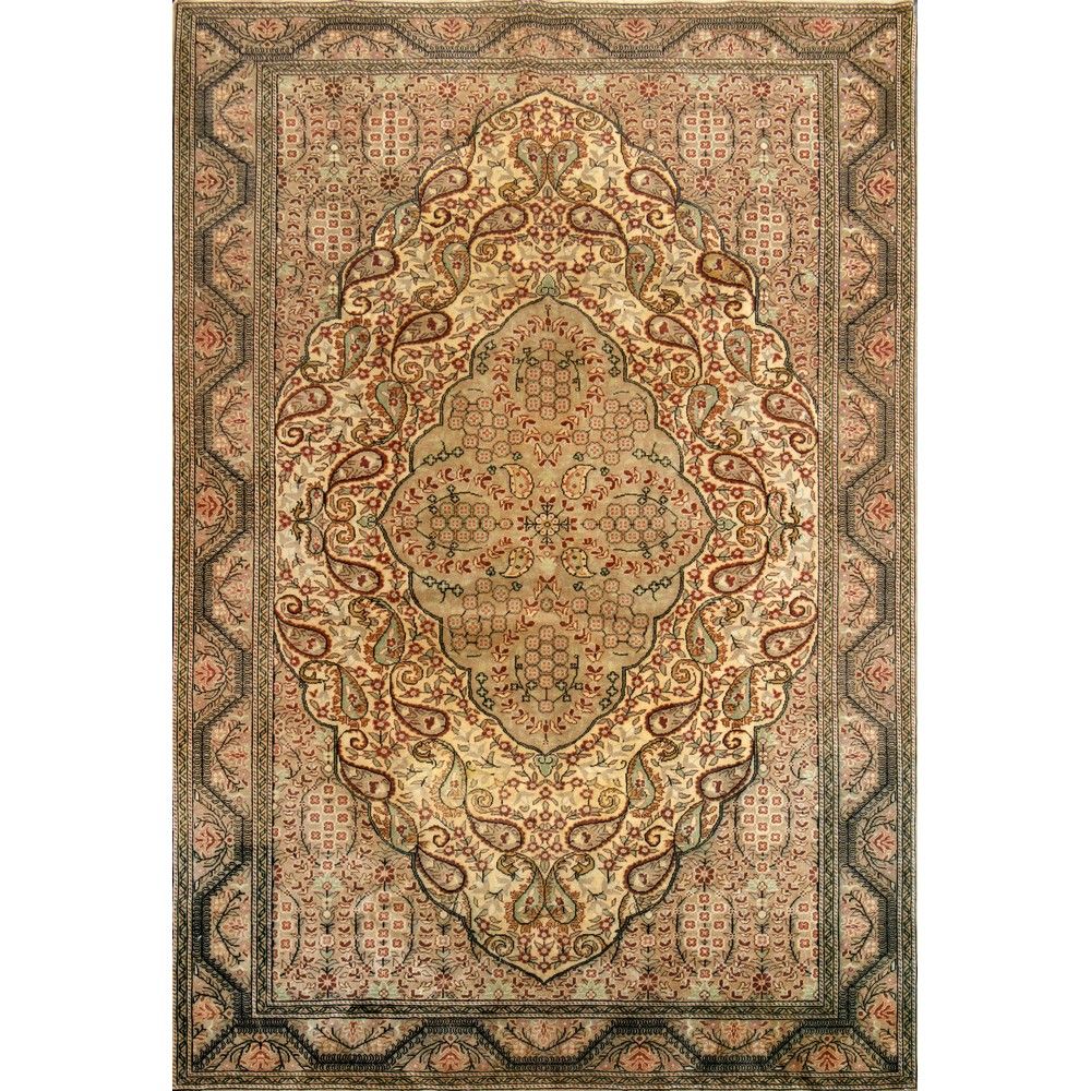 TAPPETO KAISERY 凯撒里地毯

经线和纬线为棉，绒线为羊毛。土耳其 20世纪。



293 x 193厘米。