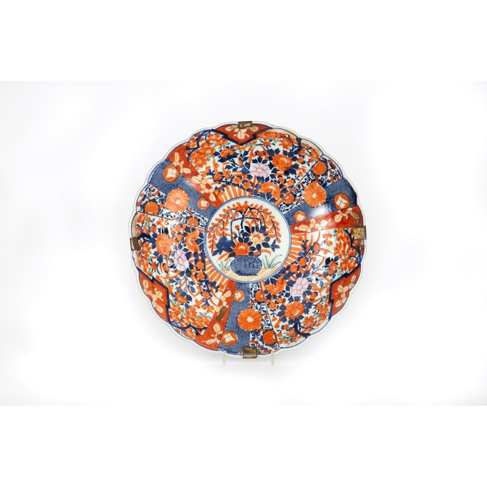 PIATTO IMARI in ceramica decorata IMARI陶瓷盘，装饰有花卉图案。日本 20世纪。



直径30.5厘米。