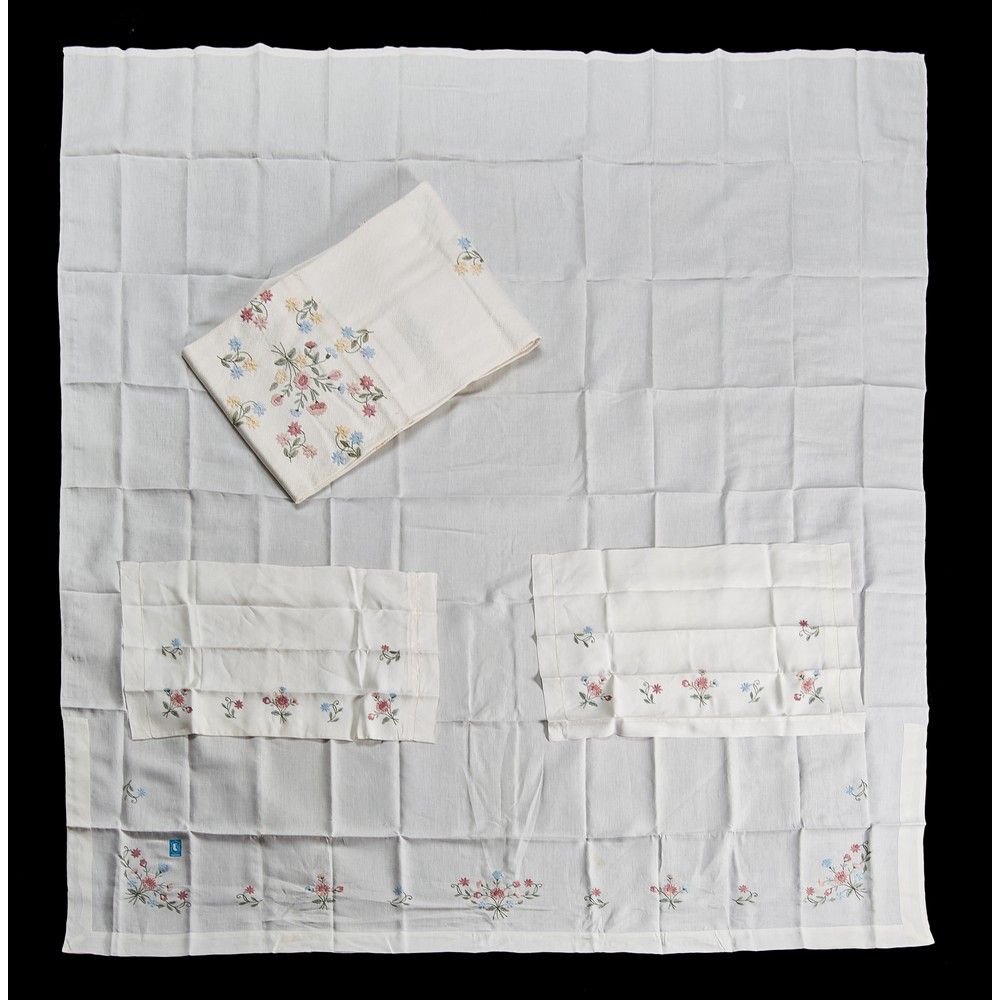 COPRILETTO E LENZUOLO 棉质床罩和双层床单，以及两个带刺绣的亚麻枕套（污渍）。



260 x 237 cm - 250 x 260 cm&hellip;