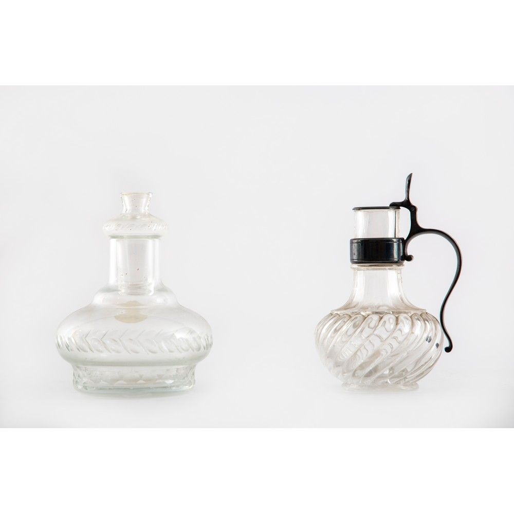 DUE BOTTIGLIETTE in cristallo TWO crystal BOTTLES, one with silver handle and st&hellip;