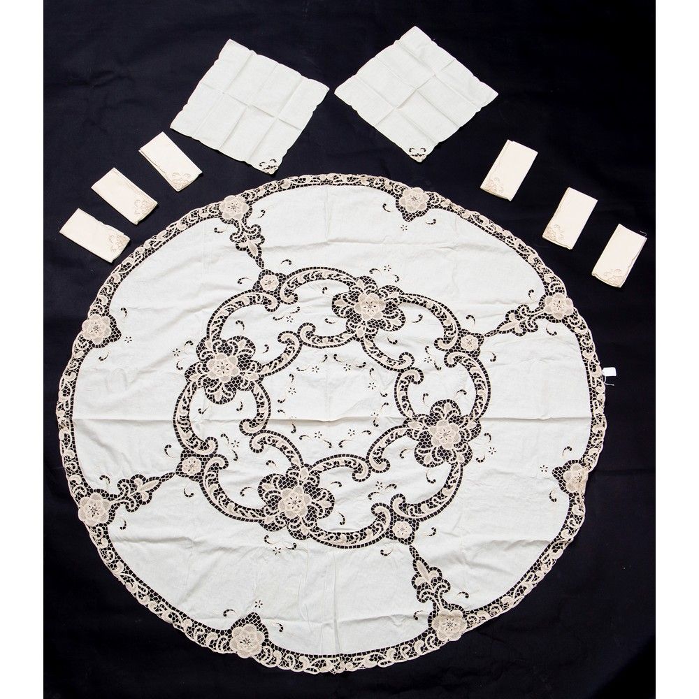 TOVAGLIA di forma circolare 圆形紫红色亚麻桌布，上面有刺绣和八张餐巾纸。



直径165厘米。