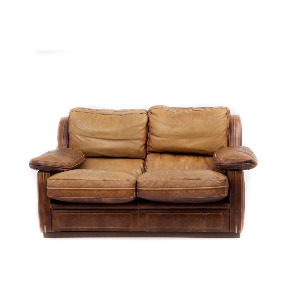 DIVANO E DUE POLTRONE in pelle SOFA AND TWO ARMCHAIRS in leather. 20th century. &hellip;