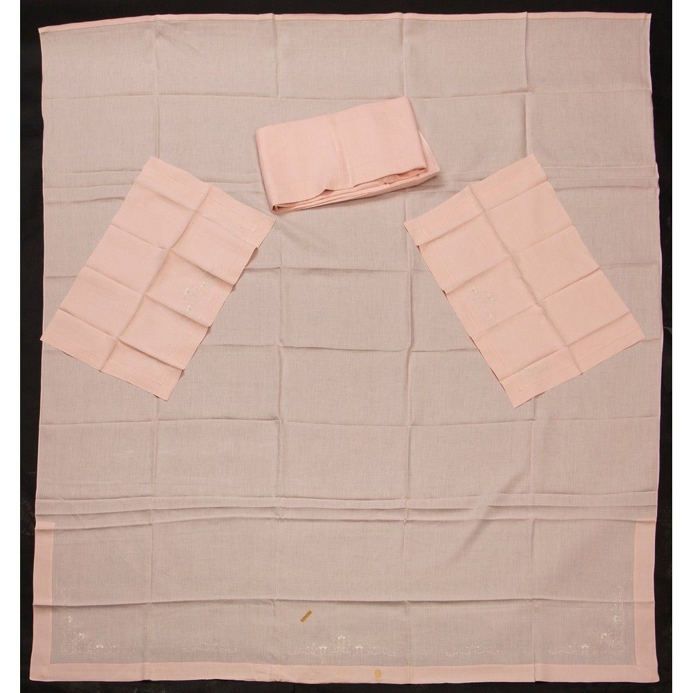 LENZUOLO matrimoniale 手工刺绣的粉色亚麻布床单。



260 x 232厘米。