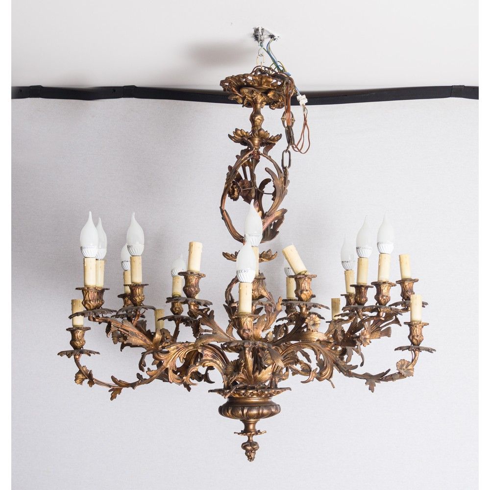 LAMPADARIO stile Luigi XV 路易十五风格的灯具，镀金青铜，有20个灯。西西里岛 20世纪。



H. Cm 90.