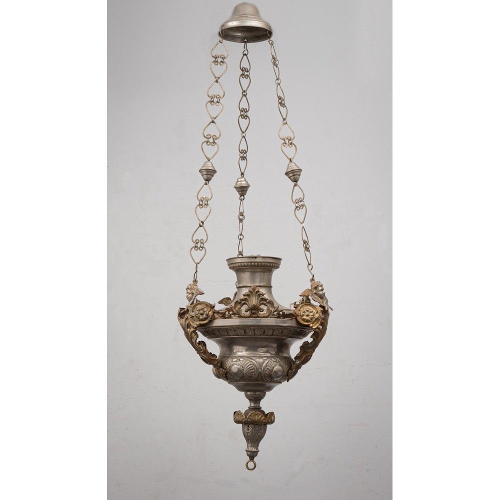 LAMPADA VOTIVA Luigi XVI 路易十六的银色和镀金的金属灯，上面装饰着小精灵。西西里岛 十八世纪。



H. Cm 110.