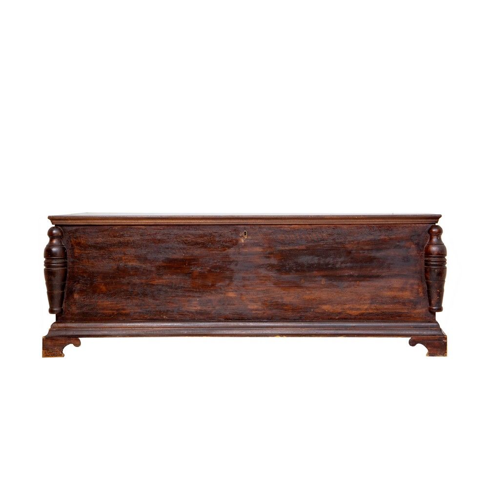 Cassapanca in legno di noce 胡桃木箱子。20世纪中期，西西里岛。



cm 164 x 54 H. Cm 56.