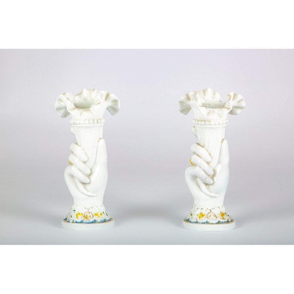 COPPIA VASI in opaline COUPLE VASES in opaline in shades of white. 



H. Cm 20,&hellip;