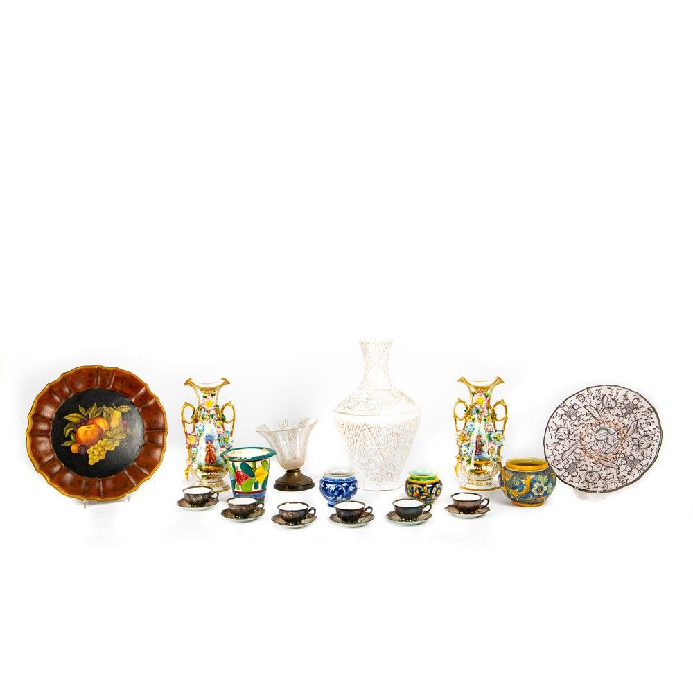 LOTTO DI OGGETTISTICA VARIA 很多不同的物体

一对路易-菲利普花瓶（破损），3个釉面陶瓷小碗，釉面陶瓷花瓶（破损），6个小杯与碟子，&hellip;