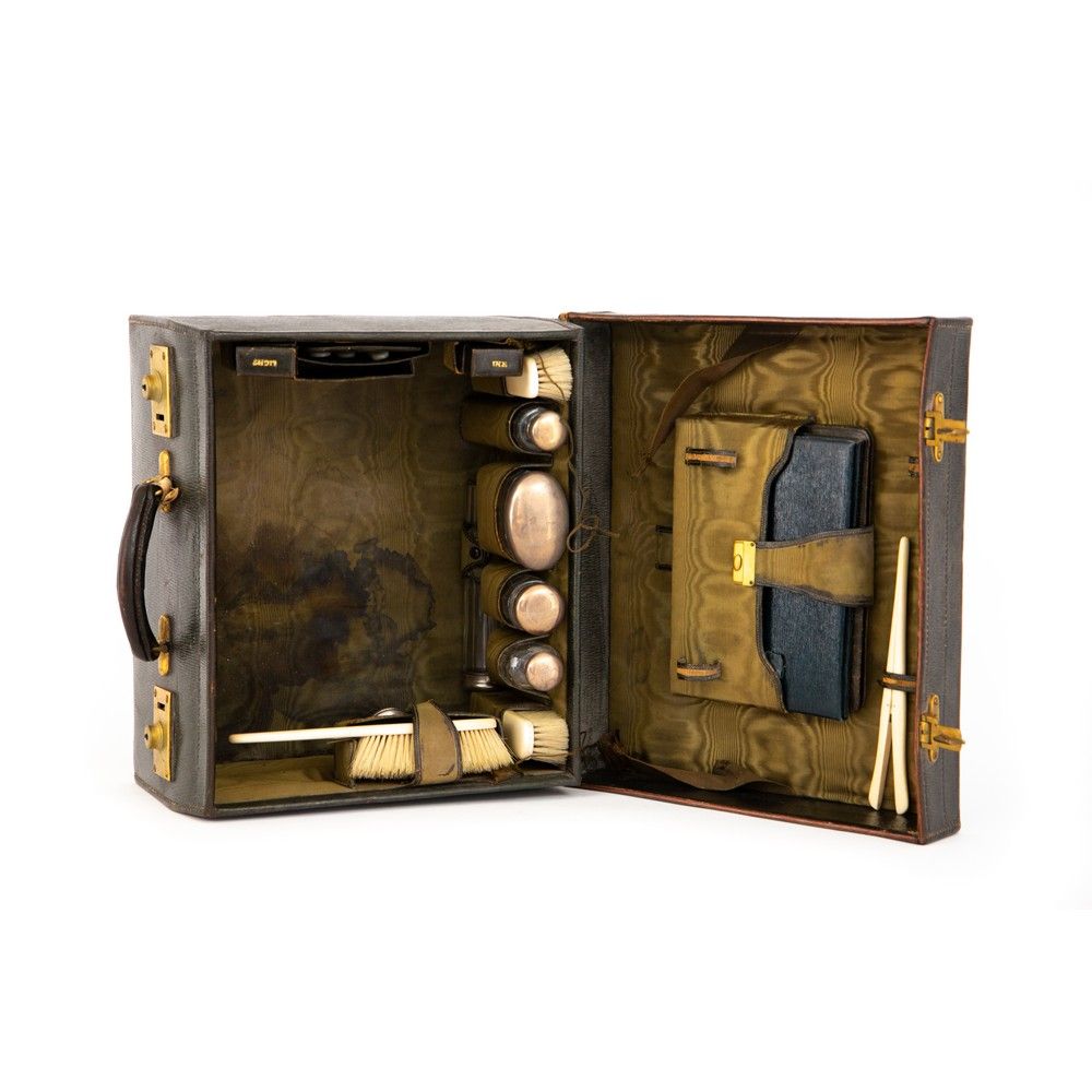 VALIGETTA da viaggio contenente accessori da toletta 含有厕所配件的旅行箱。20世纪。



35,5 x &hellip;