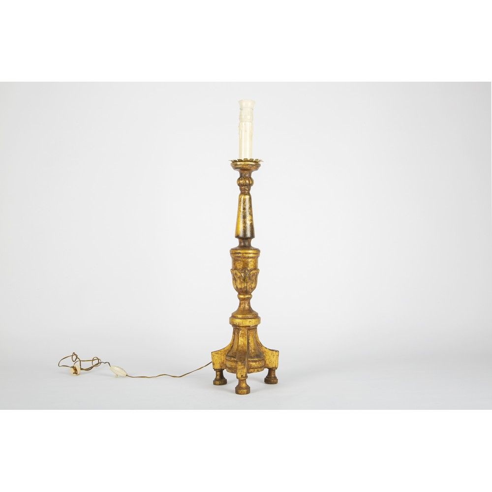 CANDELIERE in legno dorato Candelabro de madera dorada. Sicilia siglo XIX. 



H&hellip;