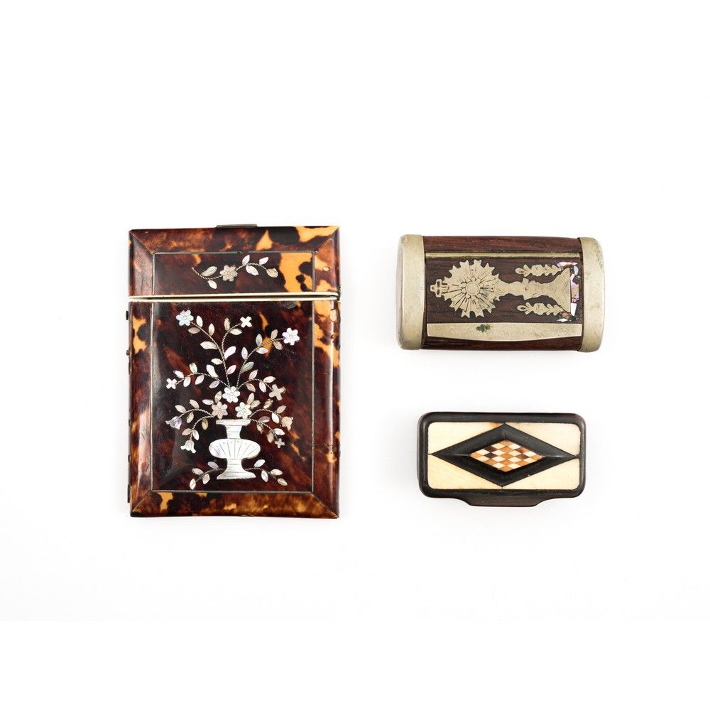 PORTABIGLIETTI E DUE TABACCHIERE 票夹和两个鼻烟盒

玳瑁和珍珠母的镶嵌，以及两个木头、金属和骨头制成的鼻烟盒。19世纪。


&hellip;
