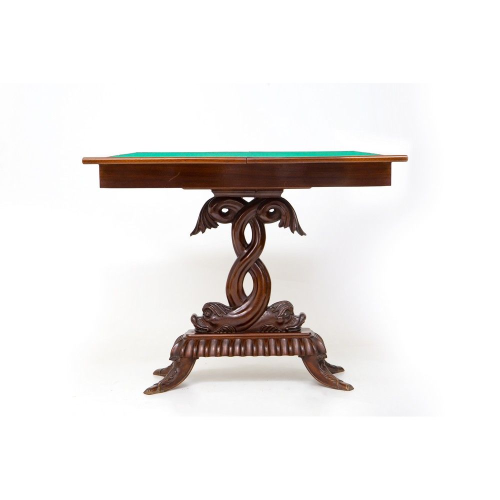 Tavolo da gioco 帝国风格的桃花心木折叠牌桌，脚部有海豚图案。20世纪。



cm 91 x 45,5 H. Cm 75,5.