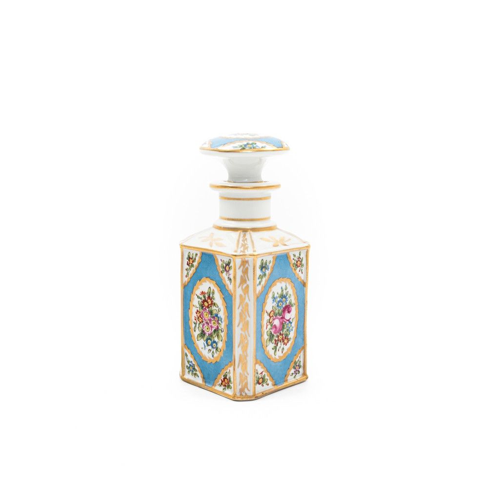 PORTAPROFUMO in porcellana dipinta a mano 手绘瓷器香水盒，有花卉图案和金色亮点。20世纪中期。



H. Cm 17&hellip;