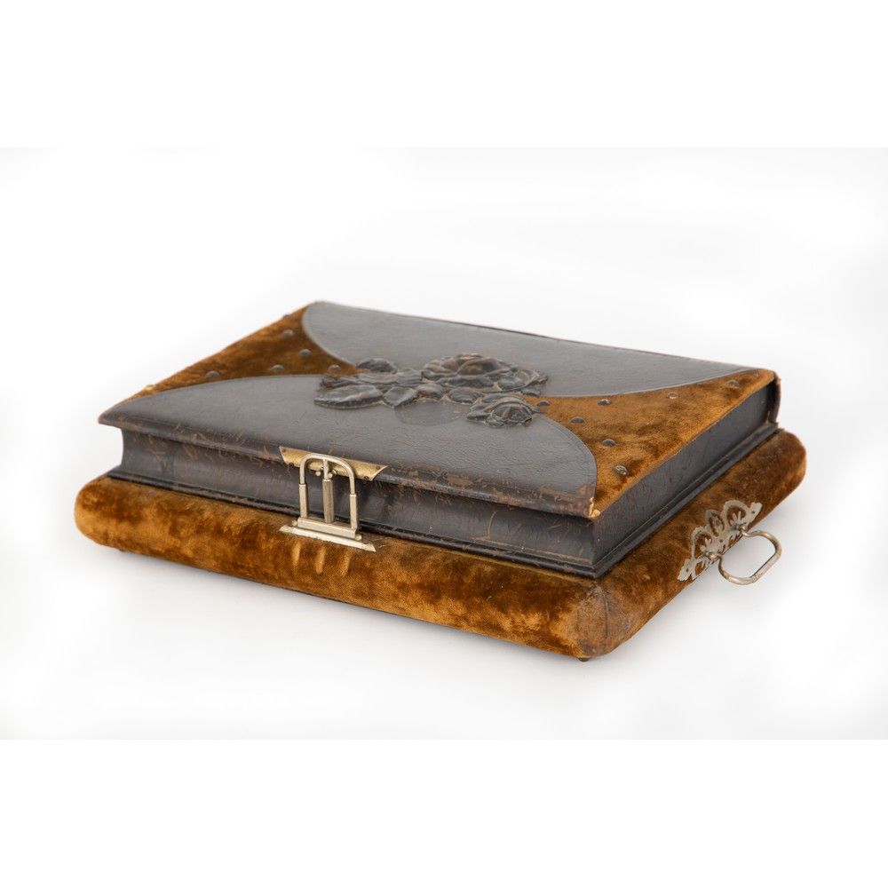 SCATOLA da lavoro porta cucito 皮革和天鹅绒缝纫盒。英国 20世纪。



40 x 31厘米。