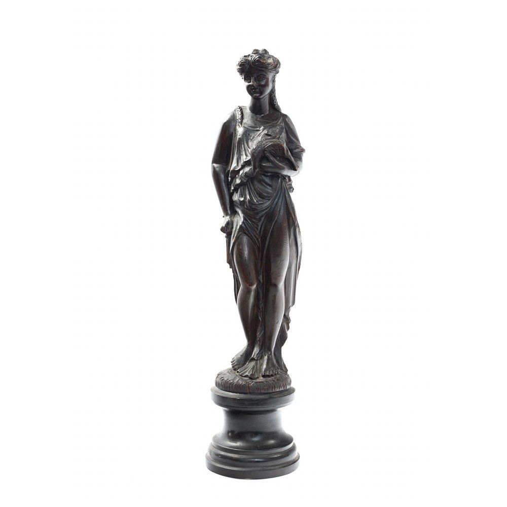 SCULTURA in legno scolpito 描绘 "新古典主义女性形象 "的木雕雕塑。西西里岛，19世纪末。



Ø 15 cm H. Cm 64.
