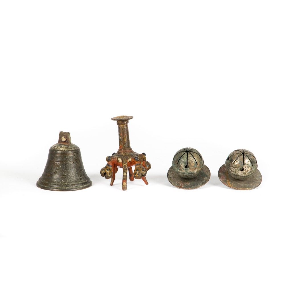 TRE SONAGLI E CAMPANELLA 三个摇铃和一个铃铛。东19世纪。



最大高度为11厘米。