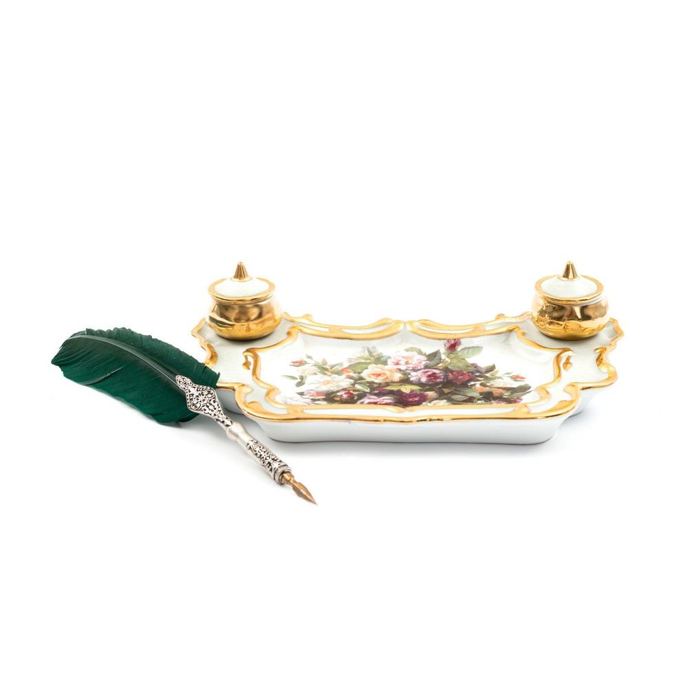 CALAMAIERA in porcellana Limoges 利摩日瓷器CALAMAIERA，装饰有花纹和金色亮点，有金属笔尖。20世纪。



26 x &hellip;