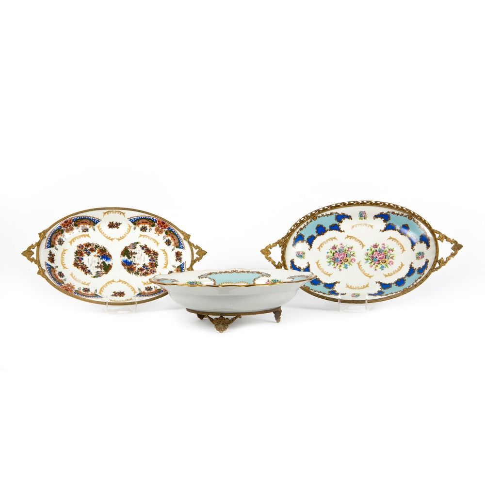 TRE CENTROTAVOLA in porcellana TROIS centres de table en porcelaine, dont deux d&hellip;