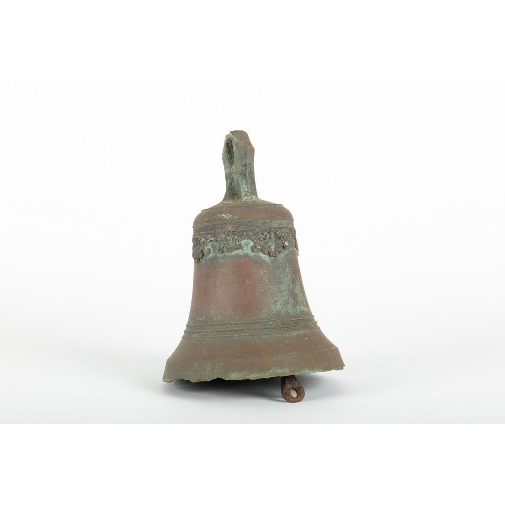 CAMPANA in bronzo Bronze bell. Sicily, late 19th century. 



Ø cm 18,5 H. Cm 27&hellip;