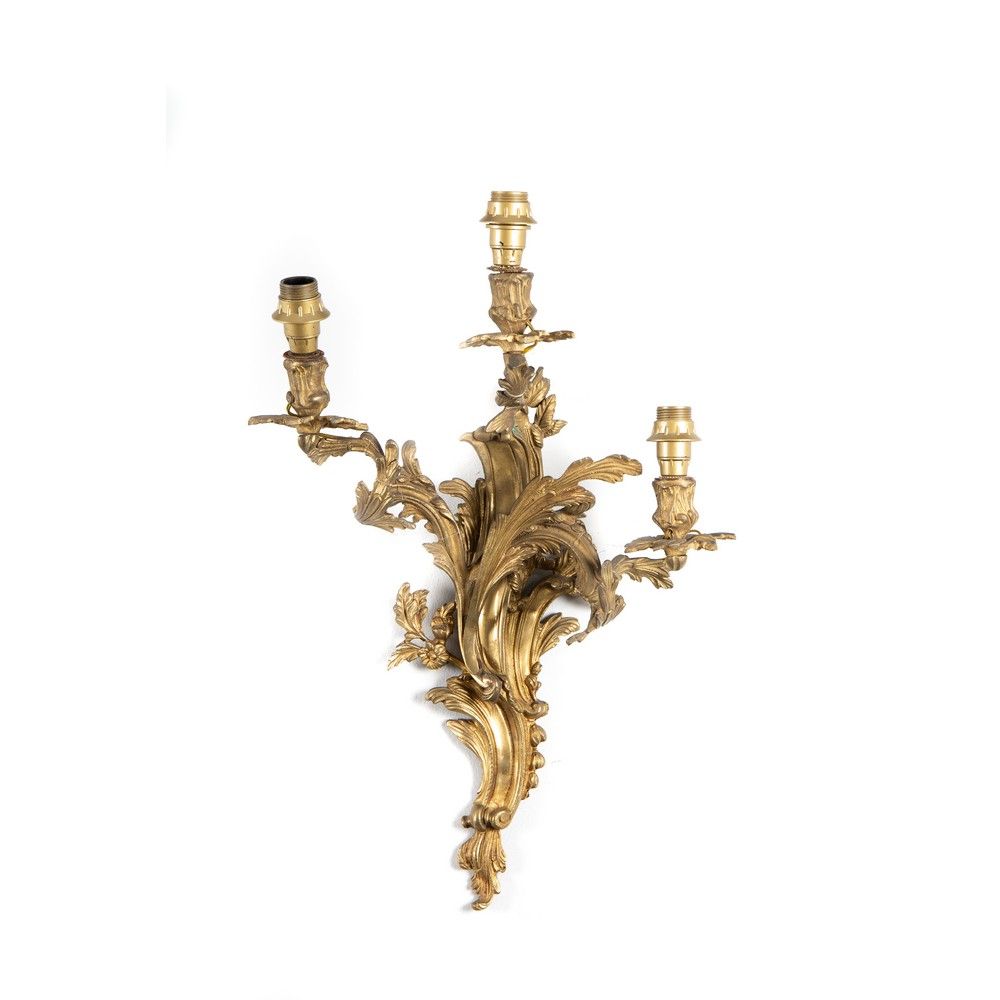 APPLIQUE stile Luigi XV 路易十五风格的三火焰青铜壁灯。20世纪中期，西西里岛。



cm 40 x 23 H. Cm 56.
