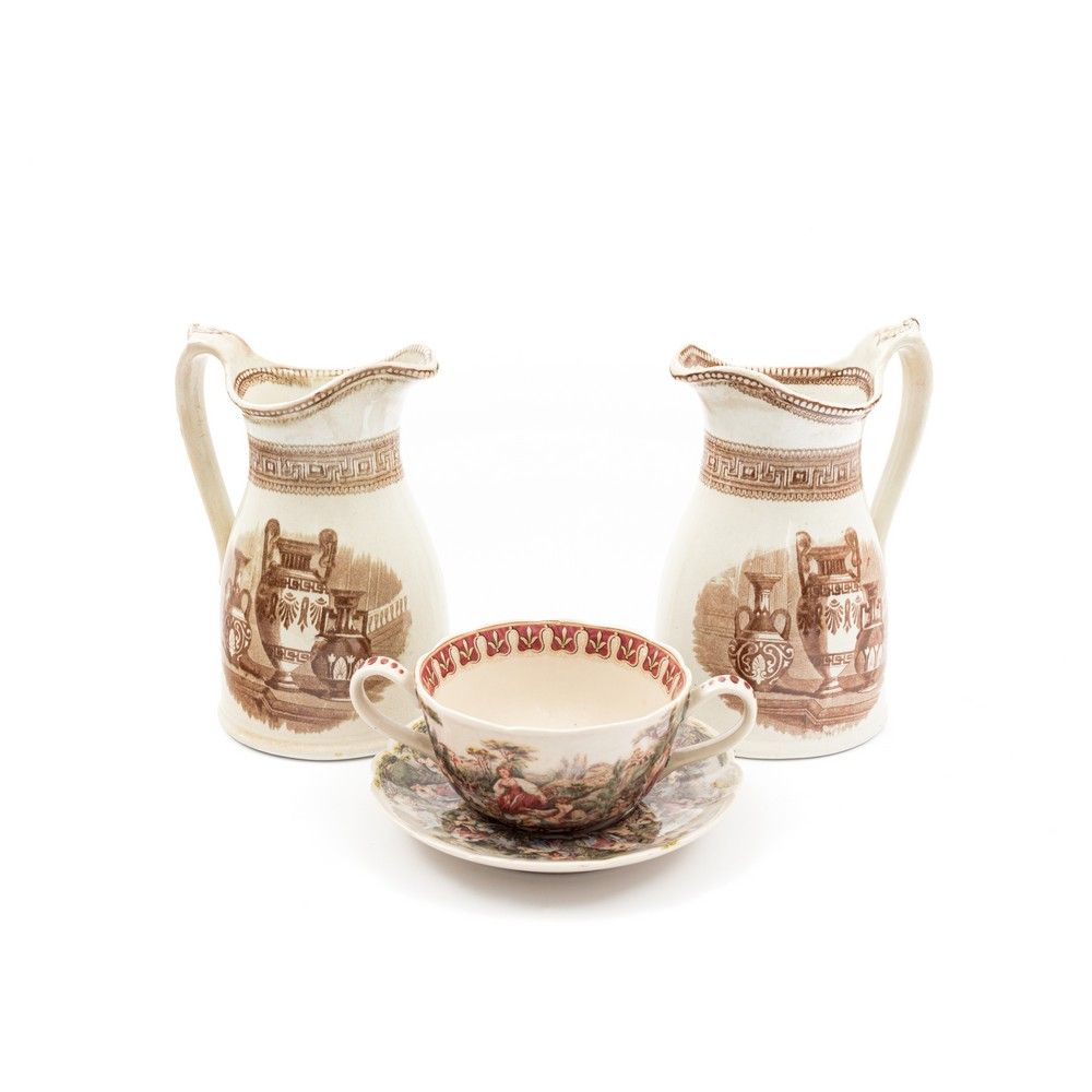 DUE BROCCHE E TAZZA 两壶一杯酒

描绘 "新古典主义人物 "的釉面陶瓷和一个装饰的陶瓷 "puerpera "杯。英国20世纪初。



高&hellip;