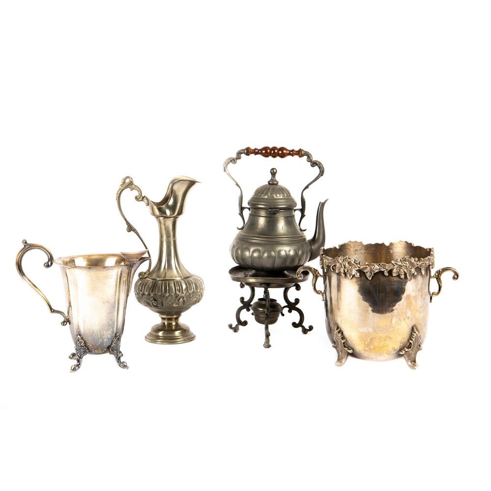 SAMOVAR, SEAU A' GLACE E DUE CARAFFE 茶壶、冰酒和两杯酒

镀银和镀银的金属。英国 20世纪。



高. 厘米24 - 高&hellip;