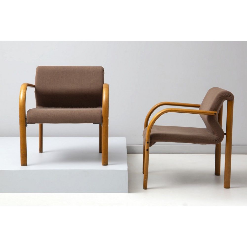 PRODUZIONE ITALIANA 1980 ca. Coppia di poltrone 意大利制造约1980年



一对扶手椅，框架为蒸汽弯曲的浅色木&hellip;
