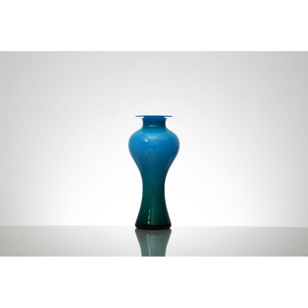 MAESTRI MURANESI, Grande vaso 穆拉诺大师



生产穆拉诺，意大利约1980年。

绿色和绿松石色调的闪光玻璃大花瓶，喇叭形的瓶身&hellip;